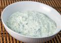 Salsa de yogur con ajo para carne y pescado.